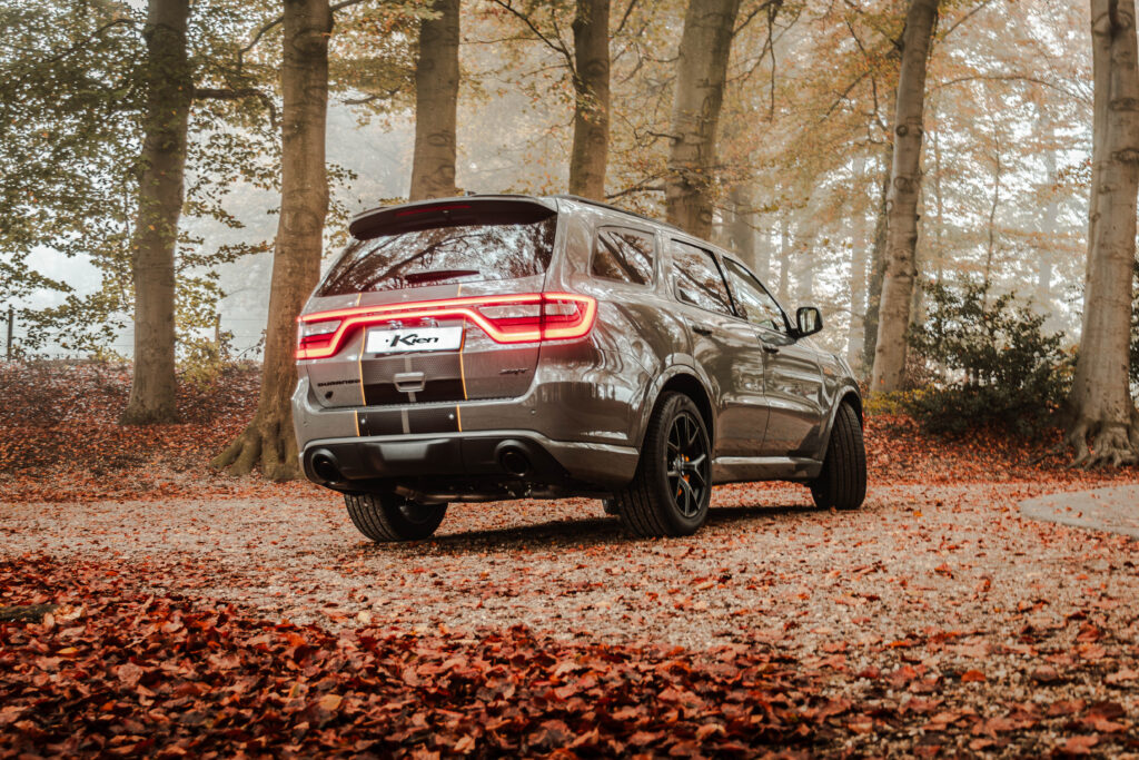 achterkant van een dodge durango in een bosrijke omgeving
