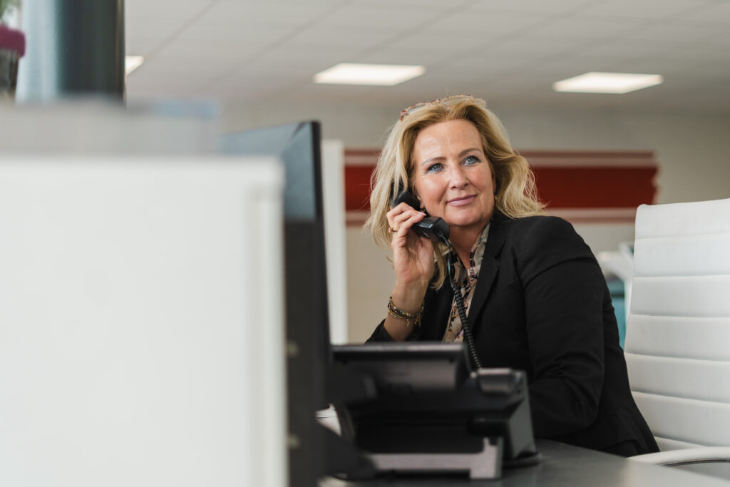 gastvrouw kien lease belt met klant voor weekverhuur