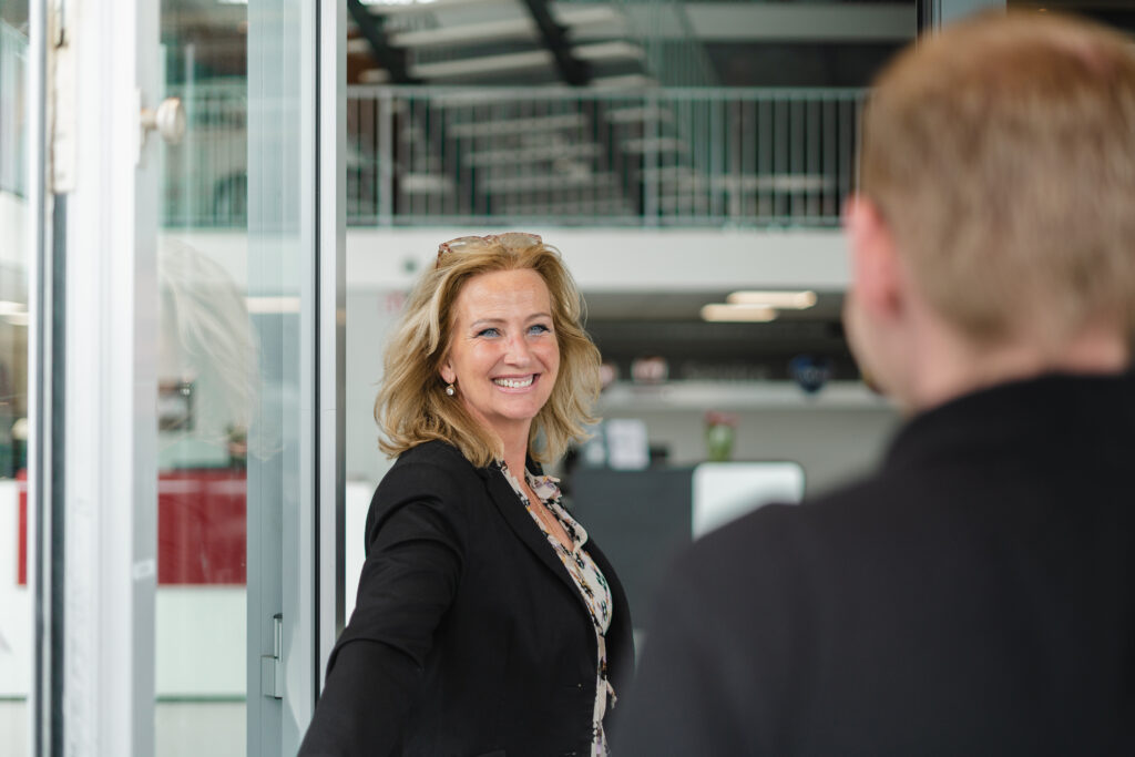 Kien Lease gastvrouw ontvangt klant voor ocassion lease
