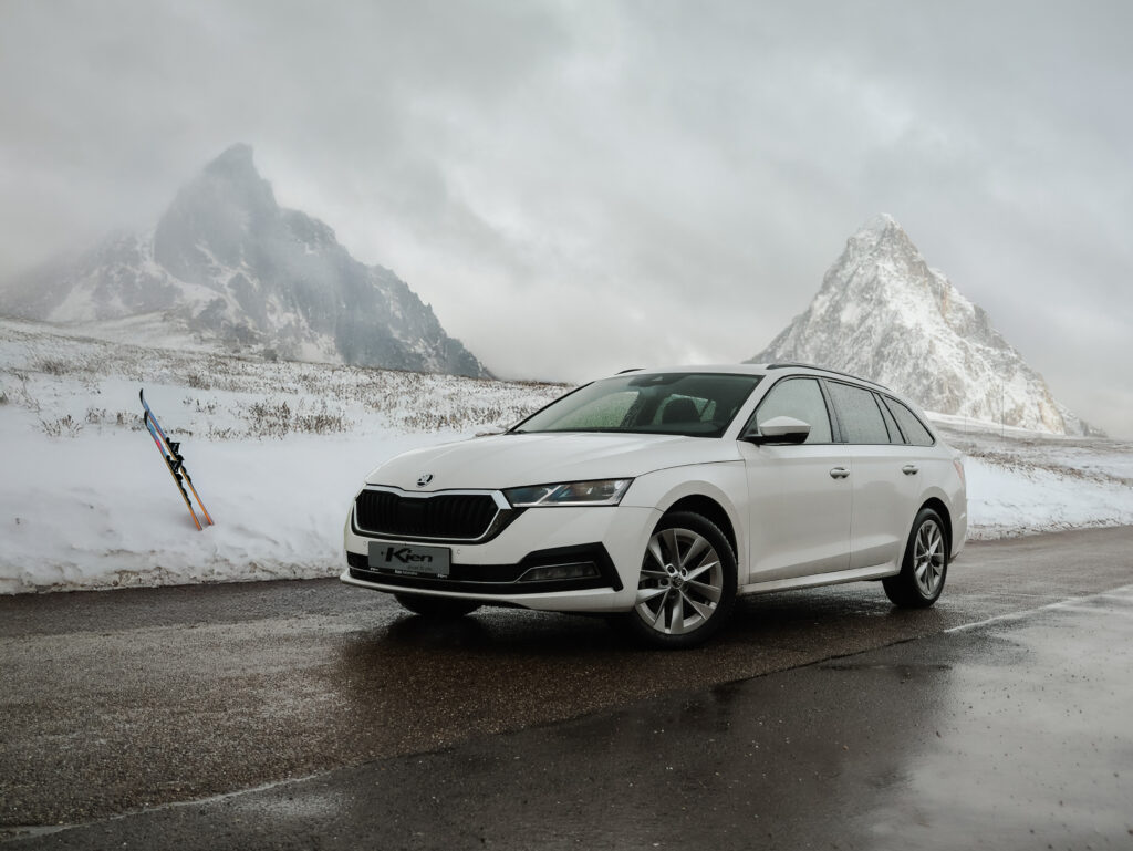 kien lease wintersport auto in de bergen en sneeuw
